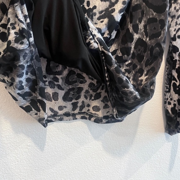 (NWT) Dress Barn Women's Black/Gray Leopard Long Sleeve Faux Wrap Top Size PM - Picture 6 of 9